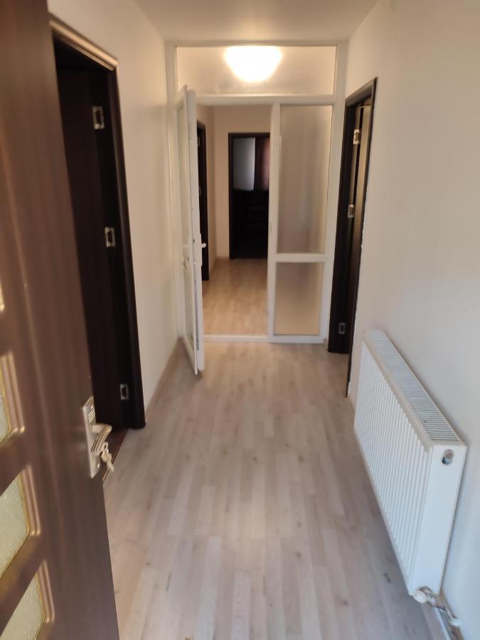 Central House Hotell Curtea de Argeş Eksteriør bilde