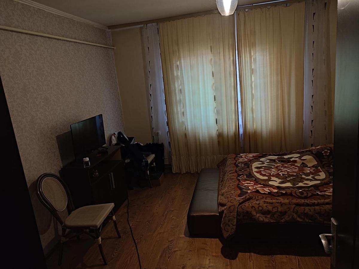 Central House Hotell Curtea de Argeş Eksteriør bilde