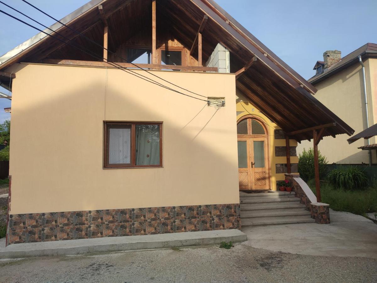 Central House Hotell Curtea de Argeş Eksteriør bilde