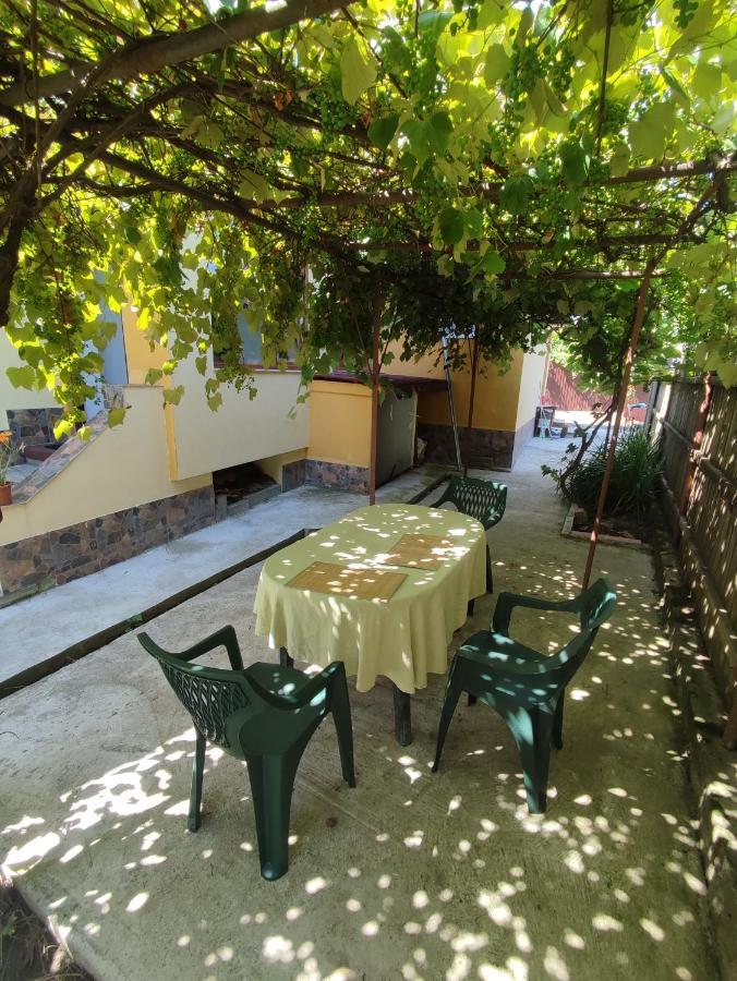 Central House Hotell Curtea de Argeş Eksteriør bilde