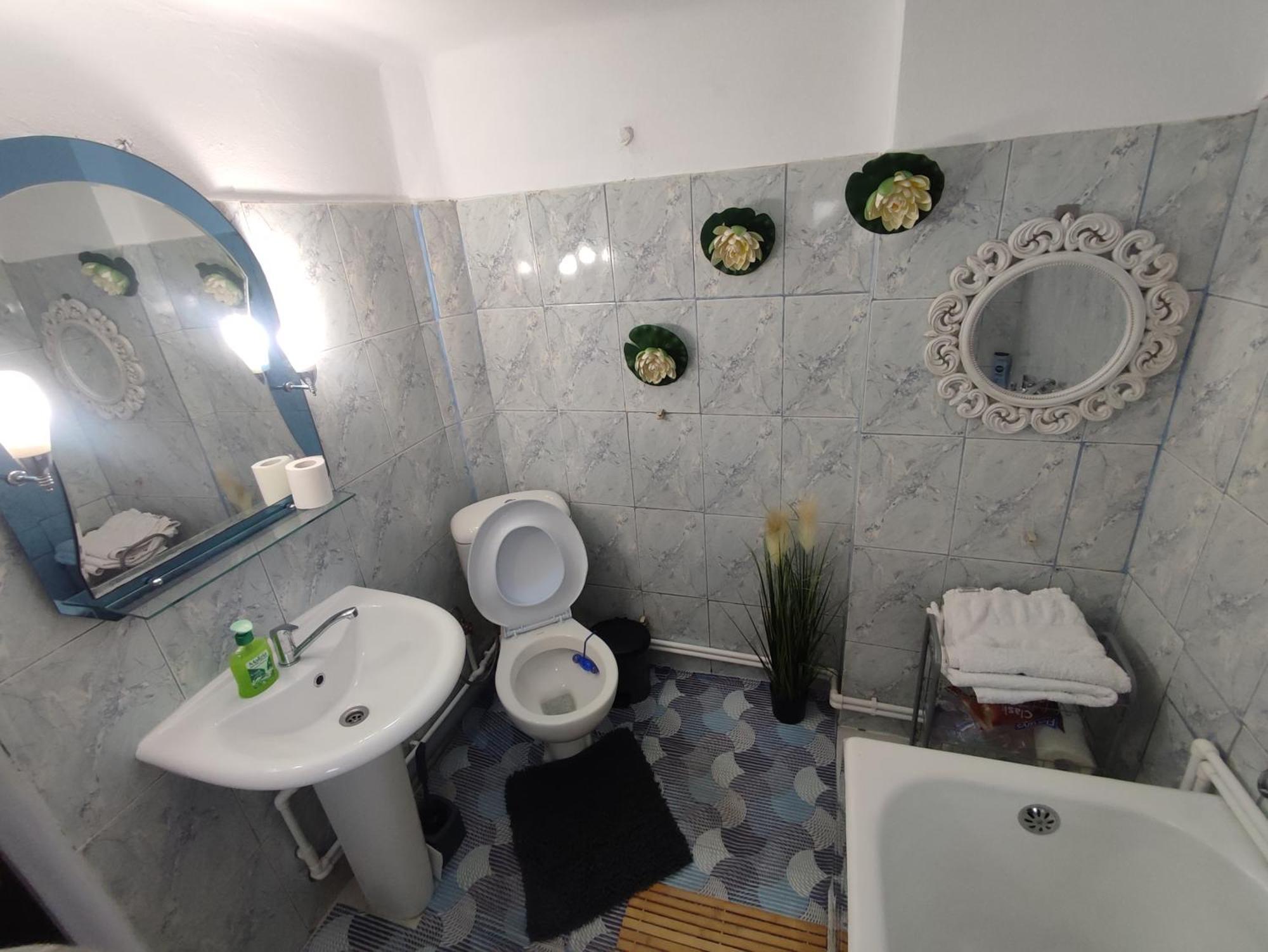 Central House Hotell Curtea de Argeş Eksteriør bilde